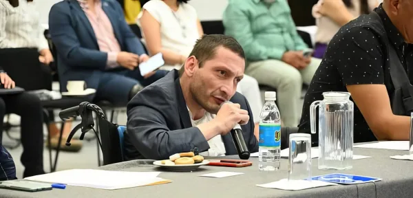 Gabriel Castillo Chavarri interviniendo en un foro institucional.