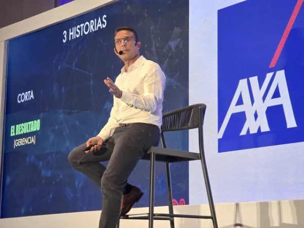 Rodrigo del Val en conferencia con audiencia corporativa de AXA.