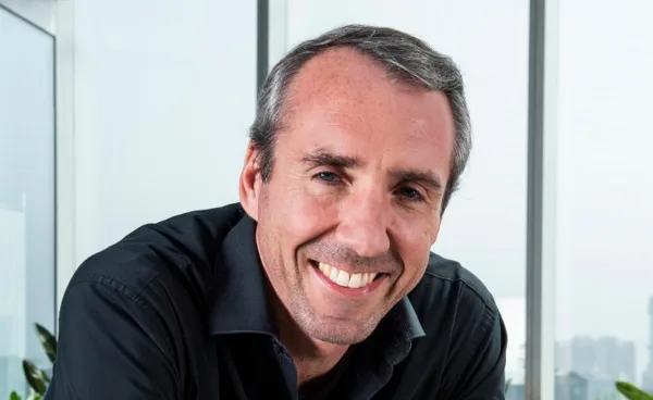 Retrato de Patrick Mork junto a una ventana.