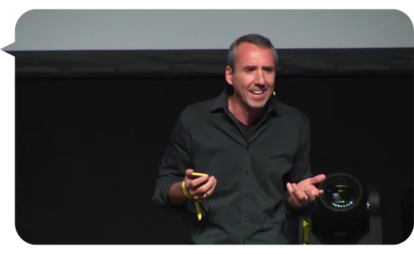 Patrick Mork durante una presentación en escenario.