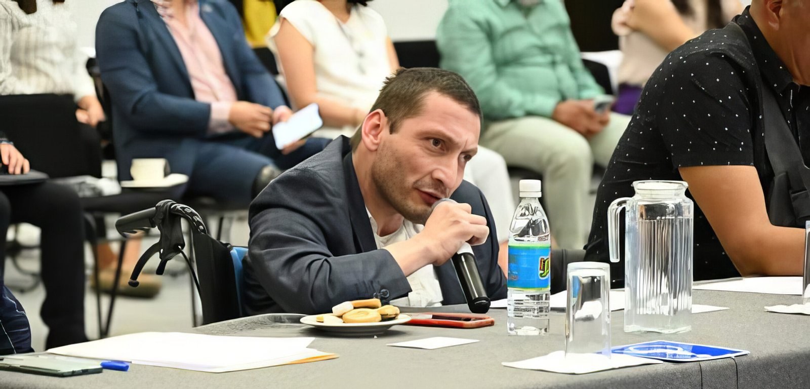 Gabriel Castillo Chavarri interviniendo en un foro institucional.
