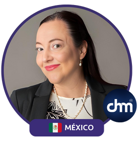 Retrato de Ariadna Tamayo, conferencista internacional, con fondo gris, vestida con un blazer negro y una blusa blanca con detalles en negro, enmarcada en un diseño circular con la bandera de México y el logotipo de "chm".