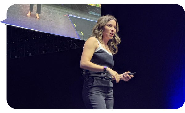 Fernanda Pérez Alarcón en el escenario de INC MTY, expresándose con pasión mientras comparte su experiencia en supervivencia y liderazgo.